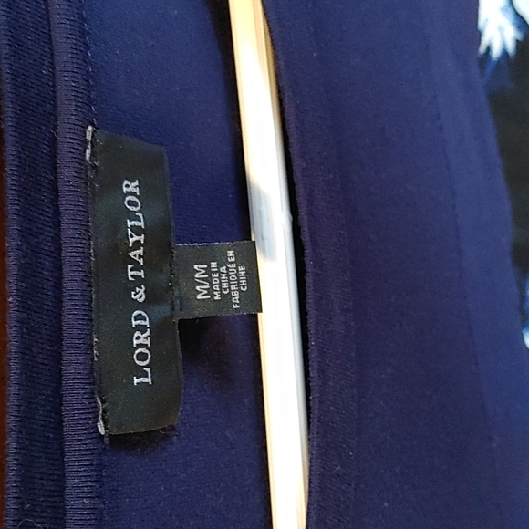🌻Lord & Taylor Navy Dark Floral Top Medium - Picture 3 of 5